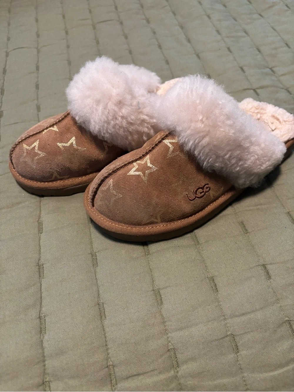 UGG Kids Chestnut Suede Star Slip-On Slippers with Cream Shearling
